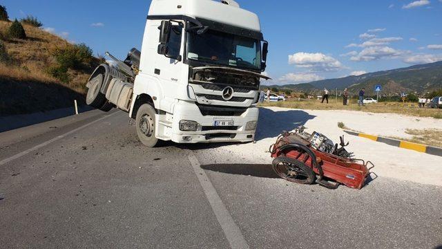 Motosiklet, kum yüklü tırın altına girdi: 1 ölü