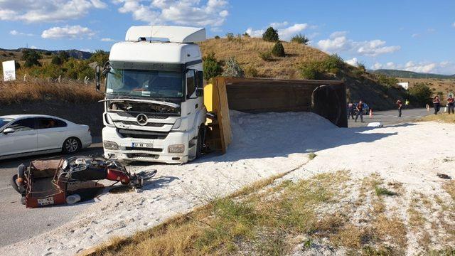 Motosiklet, kum yüklü tırın altına girdi: 1 ölü