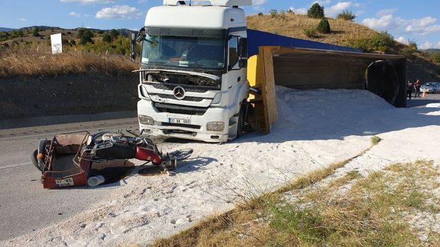 Motosiklet, kum yüklü tırın altına girdi: 1 ölü