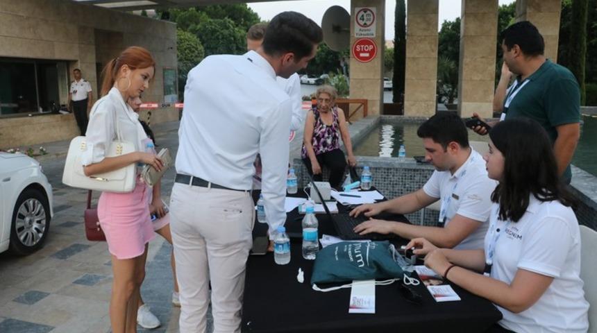 Antalya'da Jennifer Lopez rüzgarı! JLO hayranları uzun kuyruklar oluşturdu