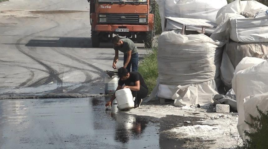 Mersin'de tanker devrildi, akan mazotu vatandaşlar götürdü