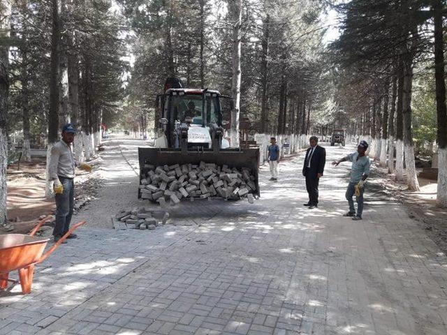 Altıntaş’ta bayram öncesi ilçe mezarlığı bakım ve temizliği