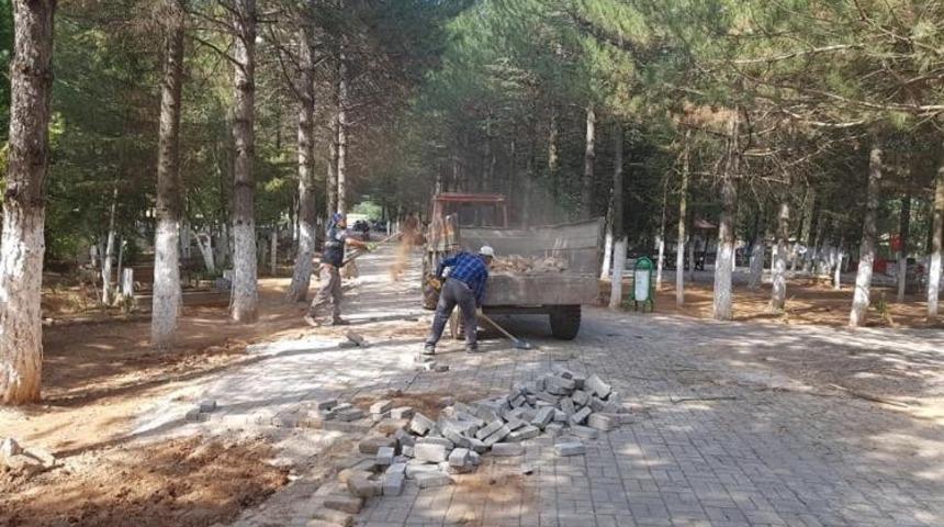 Altıntaş&rsquo;ta bayram &ouml;ncesi il&ccedil;e mezarlığı bakım ve temizliği