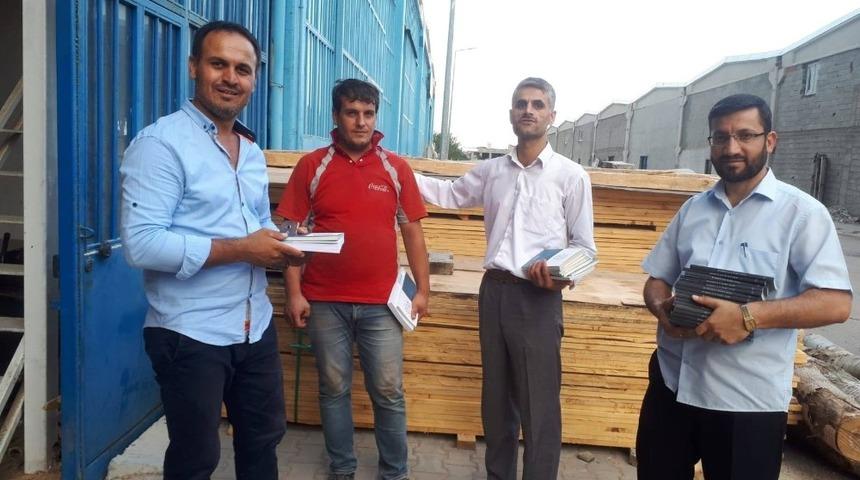 Kahta m&uuml;ft&uuml;l&uuml;ğ&uuml; esnafa kitap dağıttı