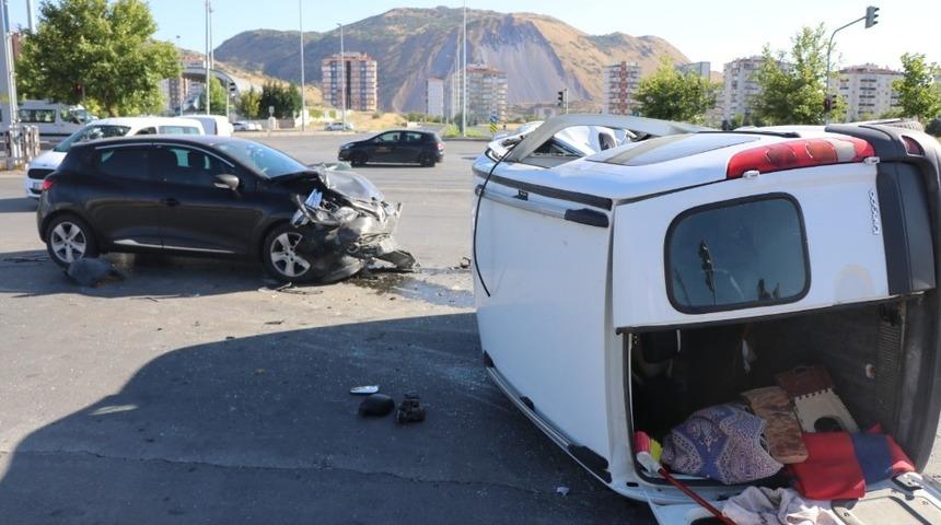 Otomobil ile &ccedil;arpışan kamyonet yan yattı: 4 yaralı