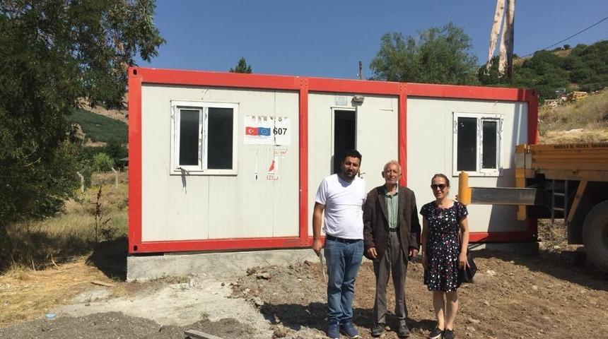 Yaşlı adam, konteyner eve kavuştu