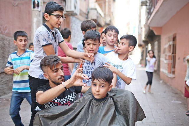 Sokak sokak dolaşıp, çocukları ücretsiz tıraş ediyor