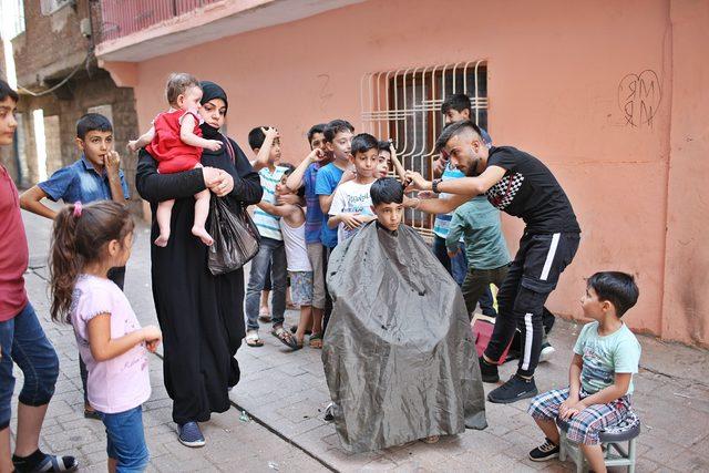 Sokak sokak dolaşıp, çocukları ücretsiz tıraş ediyor