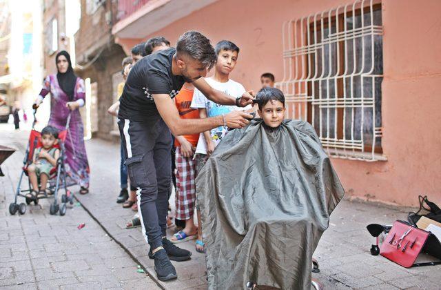 Sokak sokak dolaşıp, çocukları ücretsiz tıraş ediyor