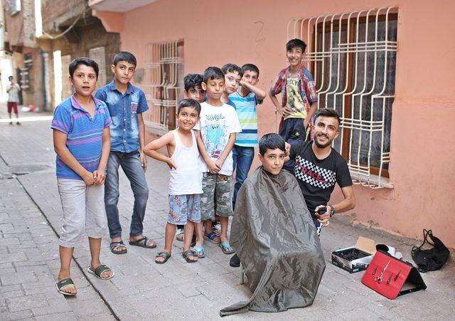 Sokak sokak dolaşıp, çocukları ücretsiz tıraş ediyor