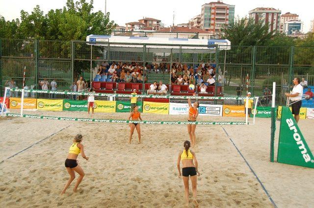 Kadıköy’de plaj voleybolu turnuvasında gençler ve ustalar bir arada