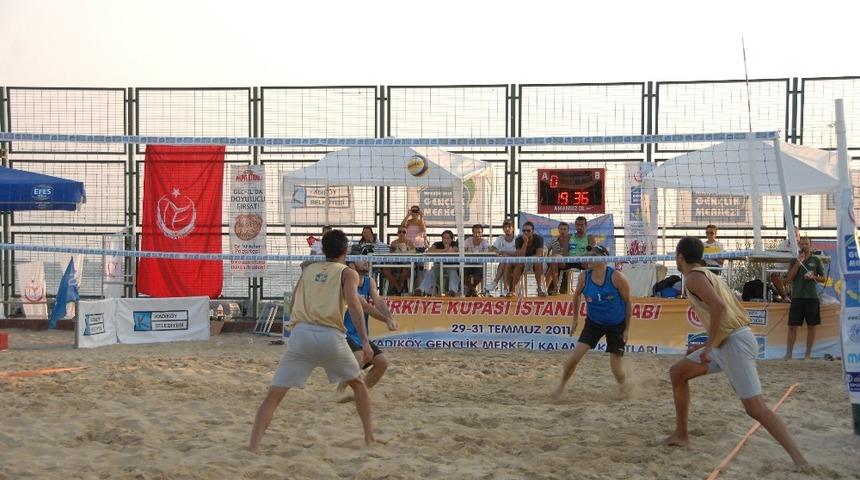 Kadık&ouml;y&rsquo;de plaj voleybolu turnuvasında gen&ccedil;ler ve ustalar bir arada