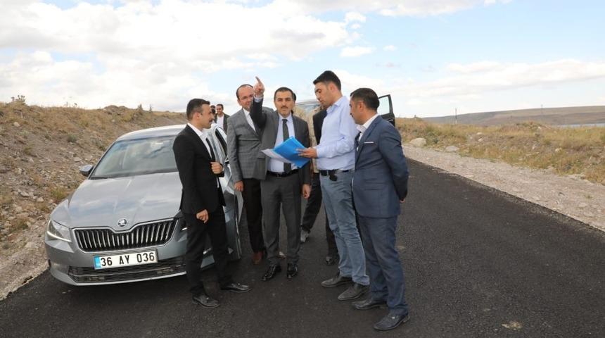 Kars&rsquo;ta k&ouml;y yolları sıcak asfalt oluyor