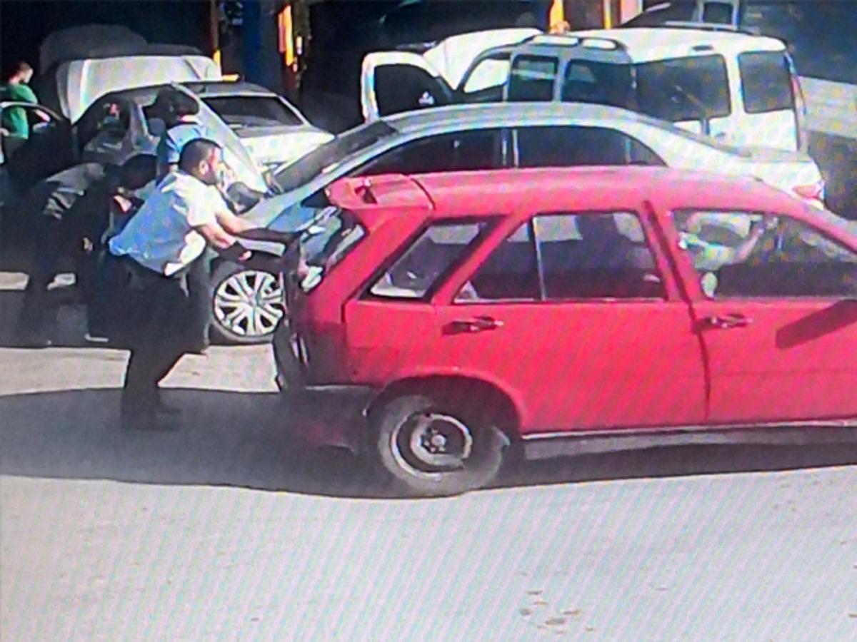 Satıp parasını alamadığı otomobilini iterek ka&ccedil;ırdı