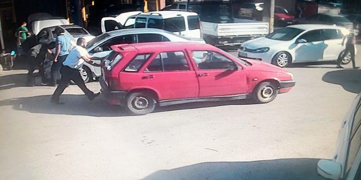 Satıp parasını alamadığı otomobilini iterek kaçırdı G1