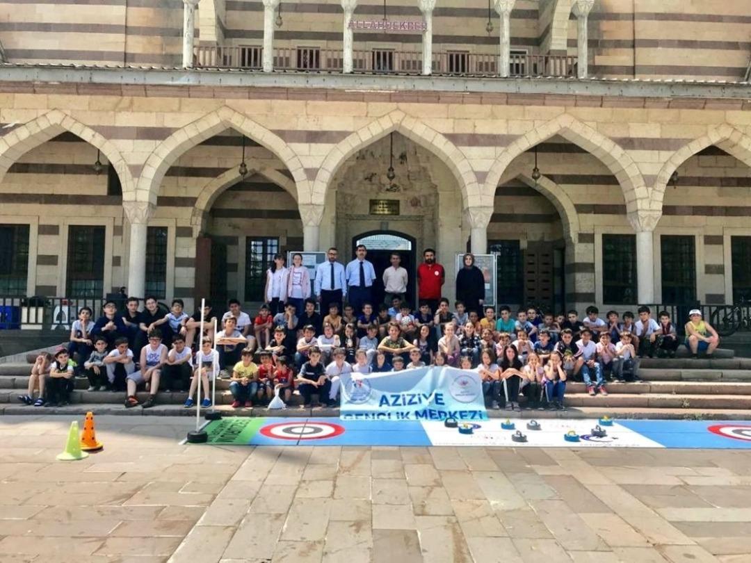 Aziziye Gen&ccedil;lik Merkezi gen&ccedil;lerle dolup taşıyor