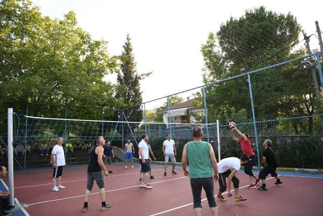 Başkan Kocaman, vatandaşlarla voleybol oynadı