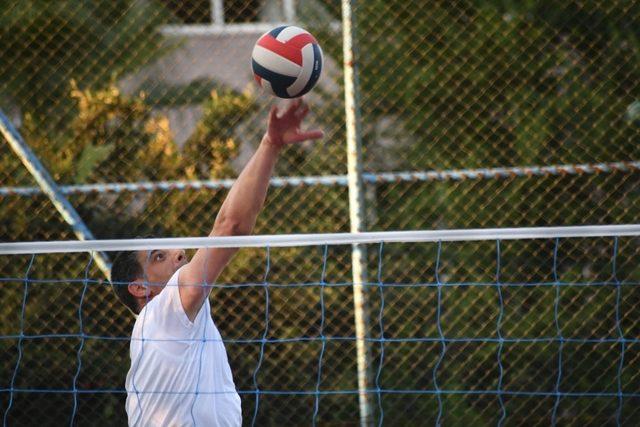 Başkan Kocaman, vatandaşlarla voleybol oynadı