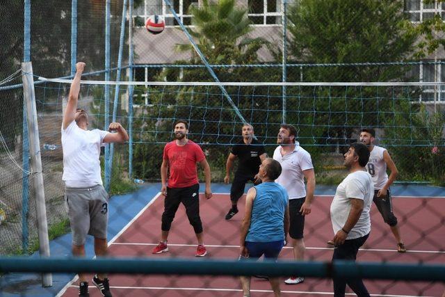 Başkan Kocaman, vatandaşlarla voleybol oynadı