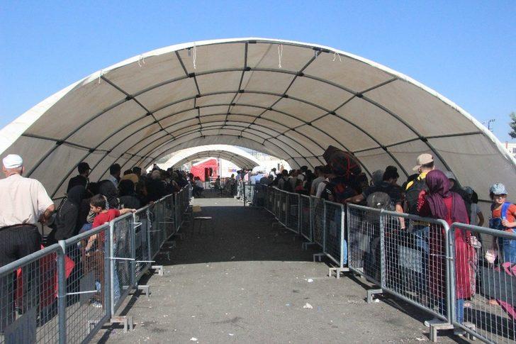 Kurban Bayramı için ülkesine dönen Suriyeli sayısı 33 bini buldu G3