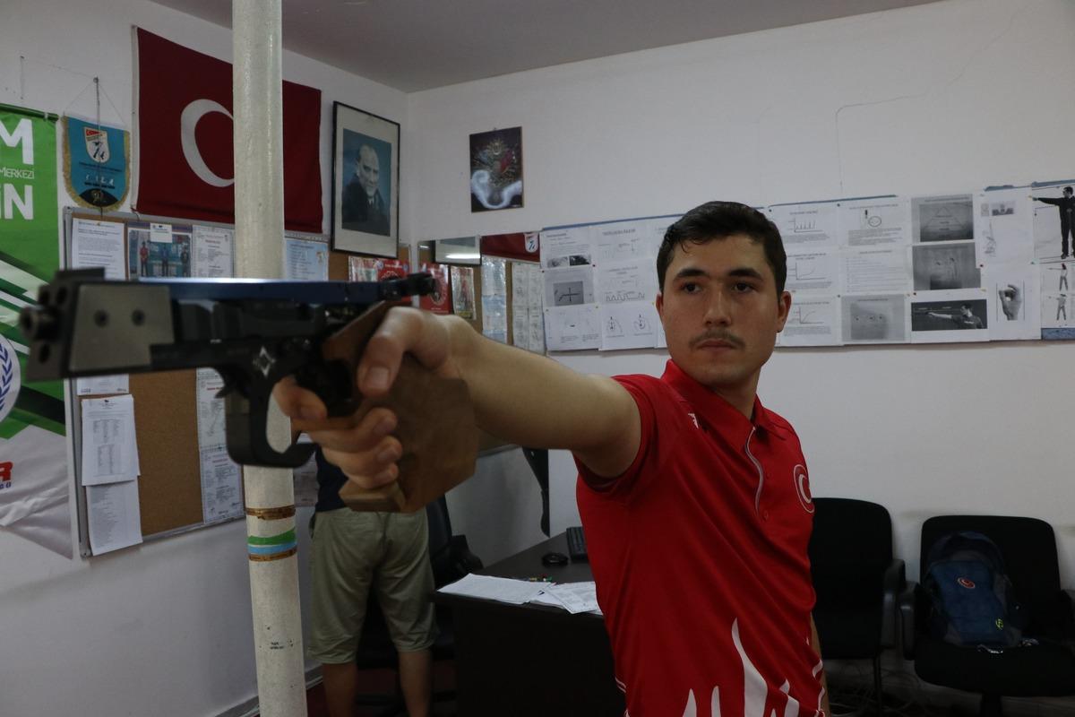 Babasının tavsiyesiyle başladı, şimdi rekor &uuml;st&uuml;ne rekor kırıyor