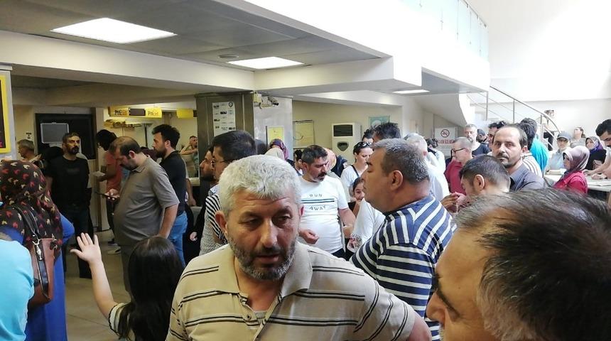 İnegöl’de vatandaşlar, PTT şubelerindeki yoğunluktan şikayetçi