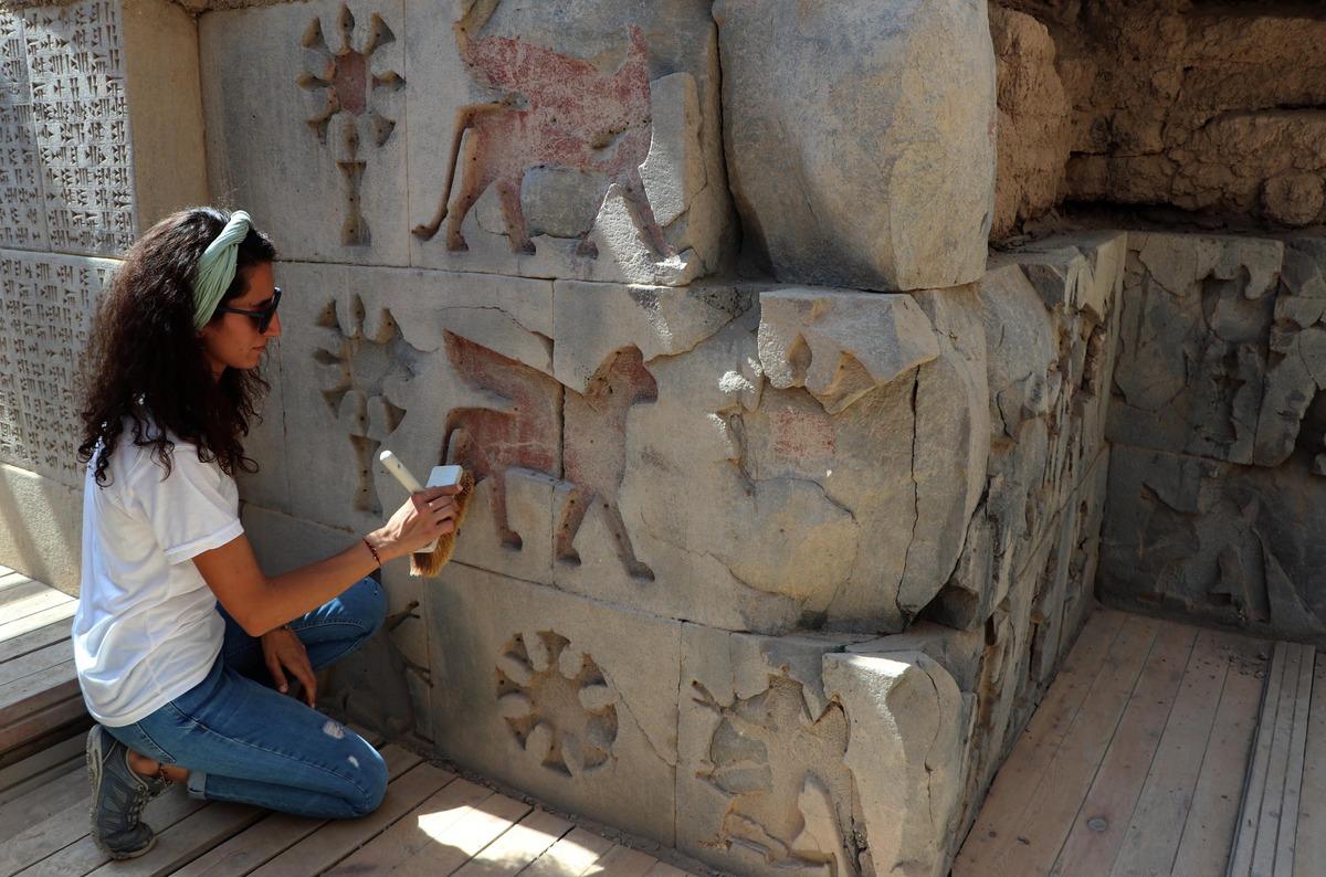 2 bin 700 yıllık Ayanis Kalesi'nin taşlarının sırrı &ccedil;&ouml;z&uuml;l&uuml;yor