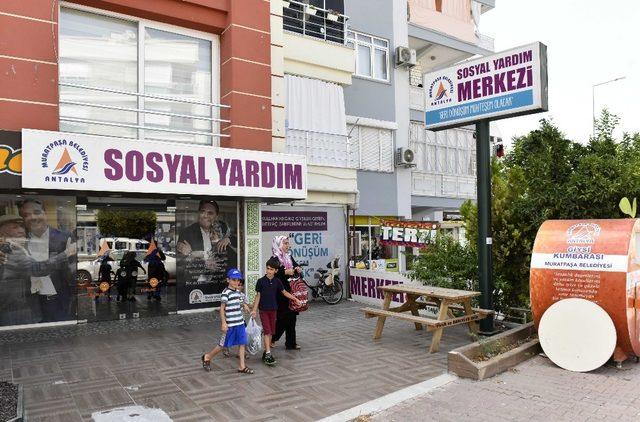 Muratpaşa Sosyal Yardım Merkezi’nde kıyafet yardımı