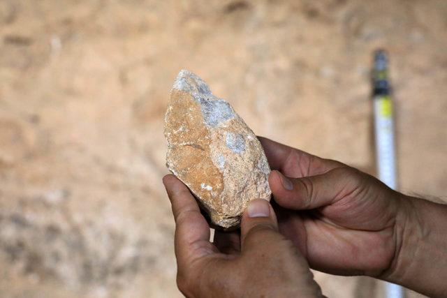 Mağaradaki kazıların son gününde '350 bin yıllık balta' sürprizi