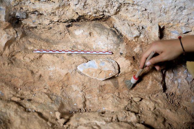 Mağaradaki kazıların son gününde '350 bin yıllık balta' sürprizi