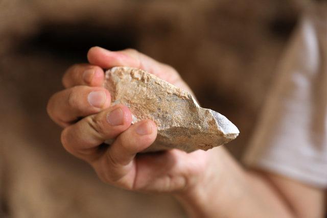 Mağaradaki kazıların son gününde '350 bin yıllık balta' sürprizi