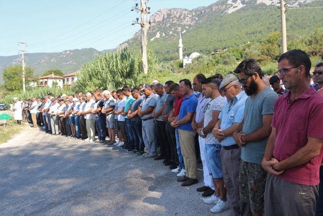 Belediye çalışanını son yolculuğuna binlerce kişi uğurladı