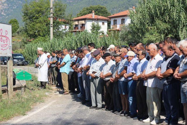 Belediye çalışanını son yolculuğuna binlerce kişi uğurladı