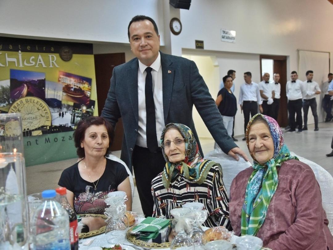 Başkan Dutlulu, bayram &ouml;ncesi şehit yakınları ile yemekte buluştu