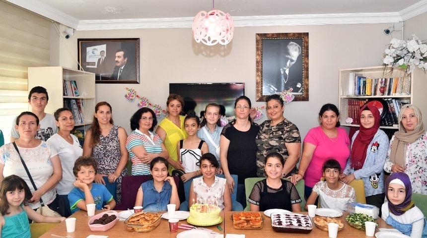 Kadın Sohbet Evi&rsquo;nde doğum g&uuml;n&uuml; kutlaması