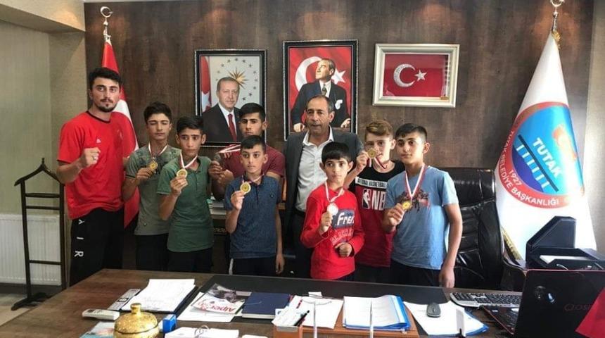 Şampiyonlardan Belediye Başkanı Duru&rsquo;ya teşekk&uuml;r ziyareti