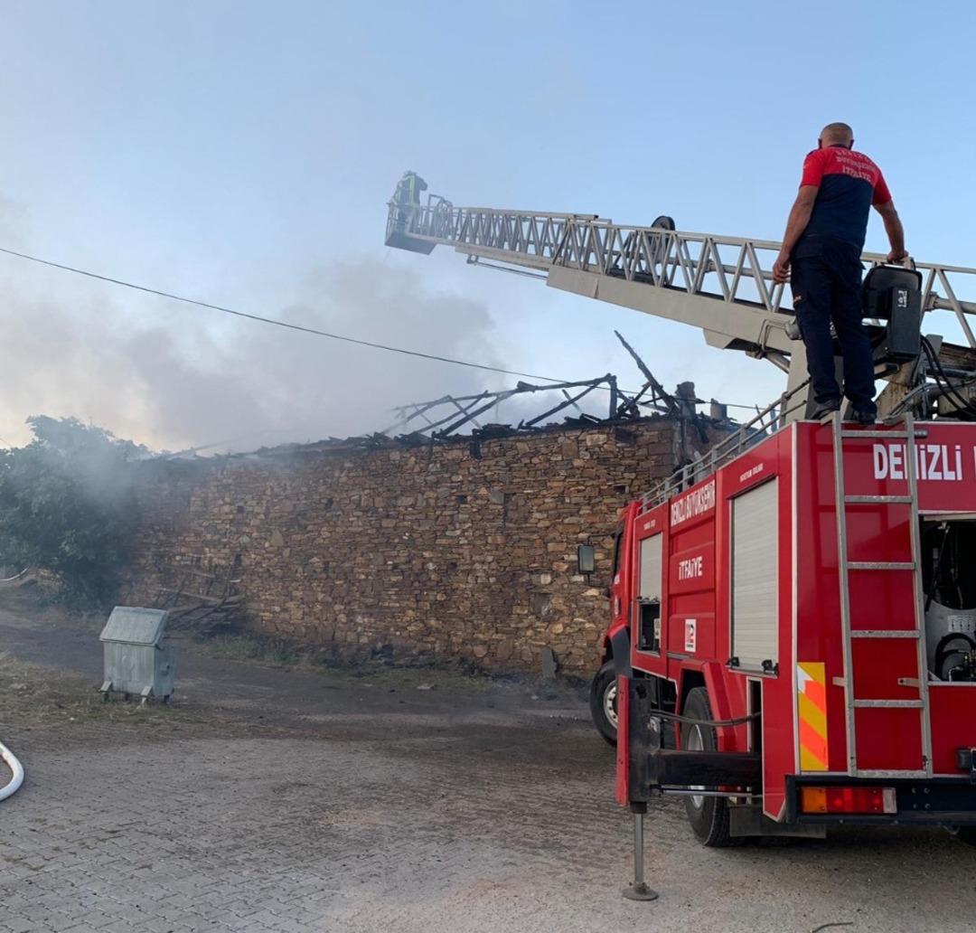 Ahşap evde &ccedil;ıkan yangında 2 kişi mahsur kaldı