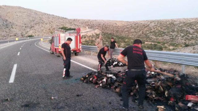 Ayakkabı yüklü kamyonet alev alev yandı