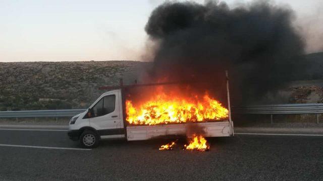 Ayakkabı yüklü kamyonet alev alev yandı