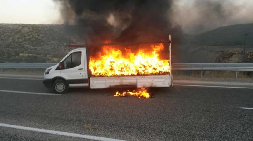 Ayakkabı y&uuml;kl&uuml; kamyonet alev alev yandı