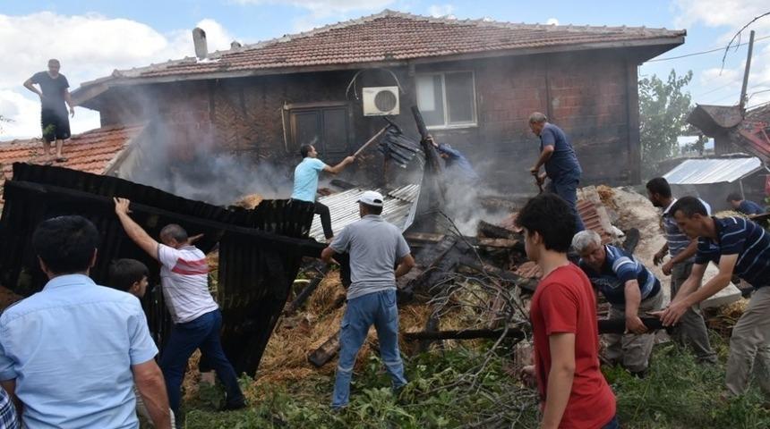 Boyabat&rsquo;ta samanlık yangını korkuttu