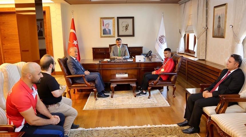 Vali &Ccedil;ift&ccedil;i şampiyon g&uuml;reş&ccedil;iyi tebrik etti