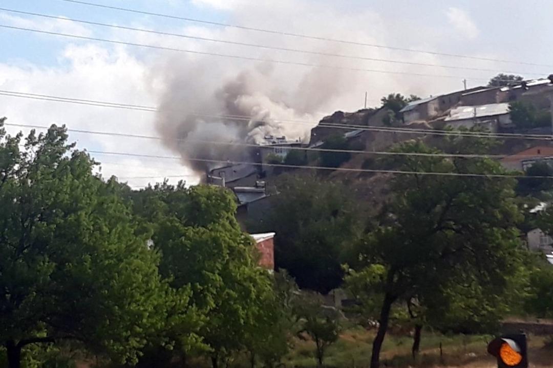 G&uuml;m&uuml;şhane&rsquo;nin Tekke k&ouml;y&uuml;ndeki yangında 3 evde hasar oluştu