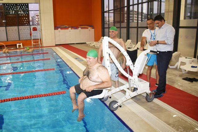 Aliağa’da engelliler için havuz lifti