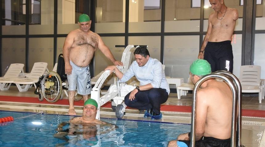 Aliağa&rsquo;da engelliler i&ccedil;in havuz lifti