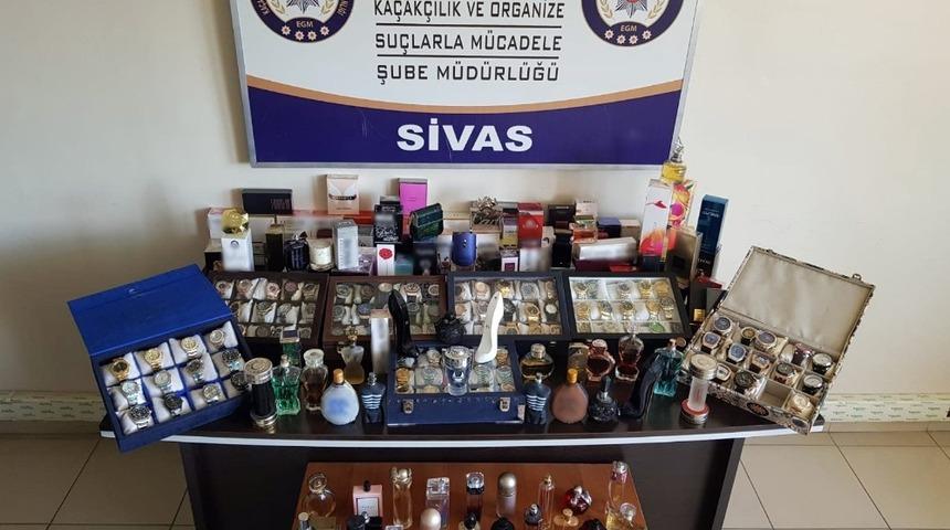 Sivas&rsquo;ta &ccedil;ok sayıda ka&ccedil;ak kol saati ve parf&uuml;m ele ge&ccedil;irildi