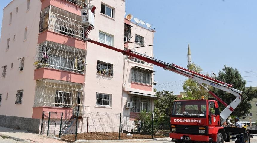 Toroslar&rsquo;da binalar rengarenk boyanıyor