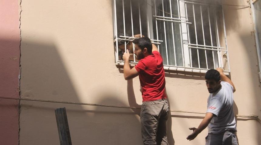 Yangında mahsur kalan &ouml;ğrenci, demir korkuluk kırılarak kurtarıldı