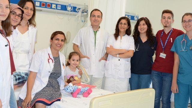 PAÜ’de tedavi gören minikler hediyeler ile sevindi