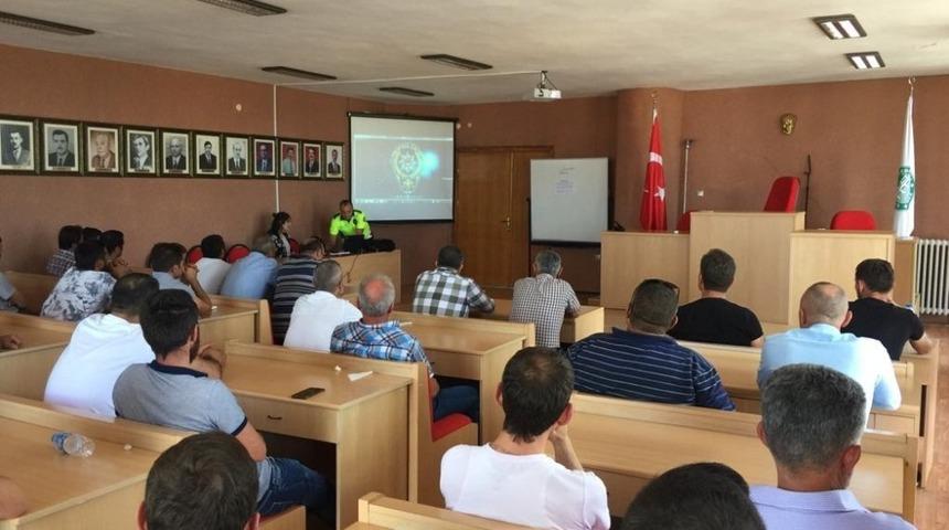 Polisten h&uuml;k&uuml;ml&uuml;lere trafik eğitimi